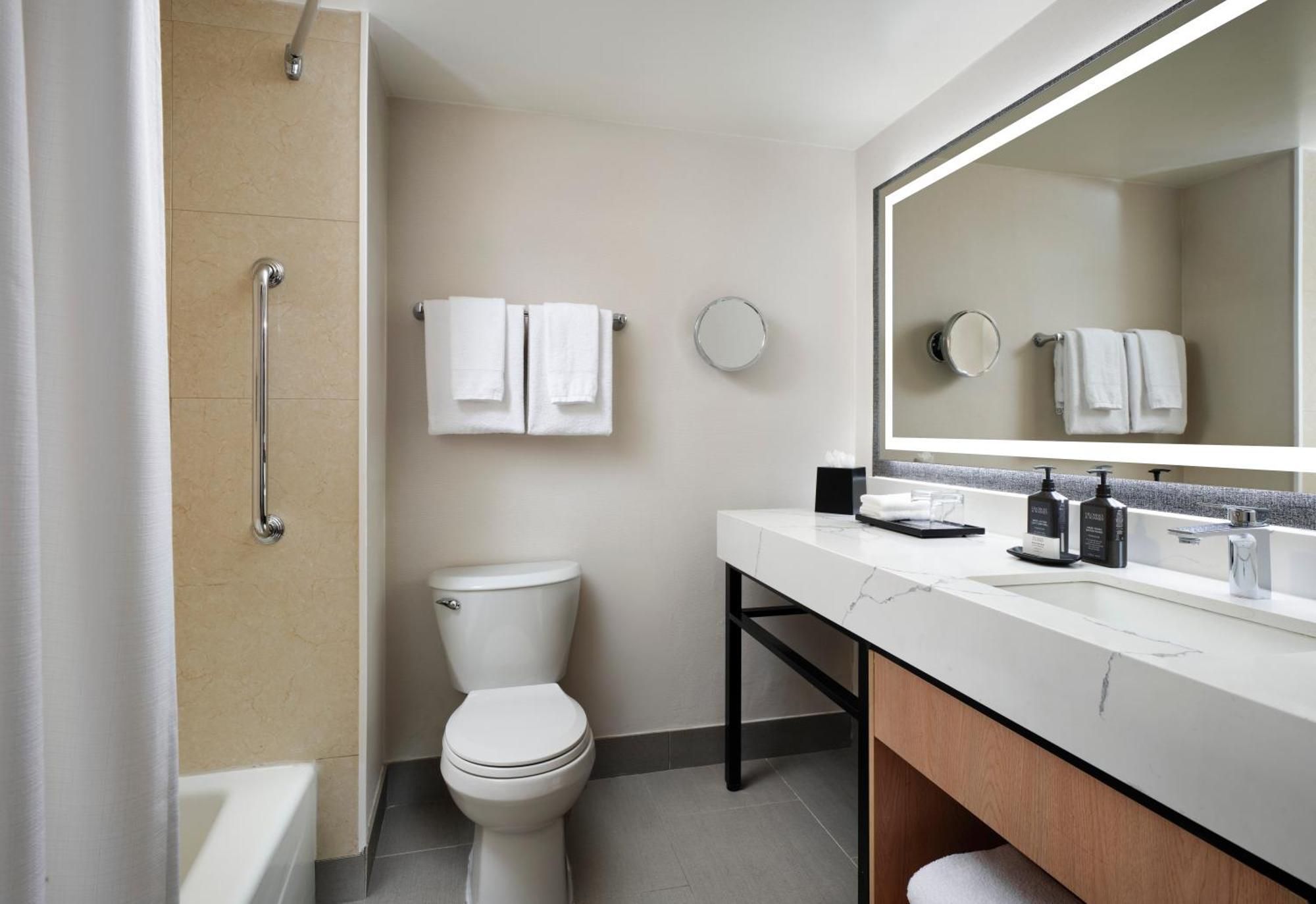 Sheraton Ontario Airport Hotel Экстерьер фото