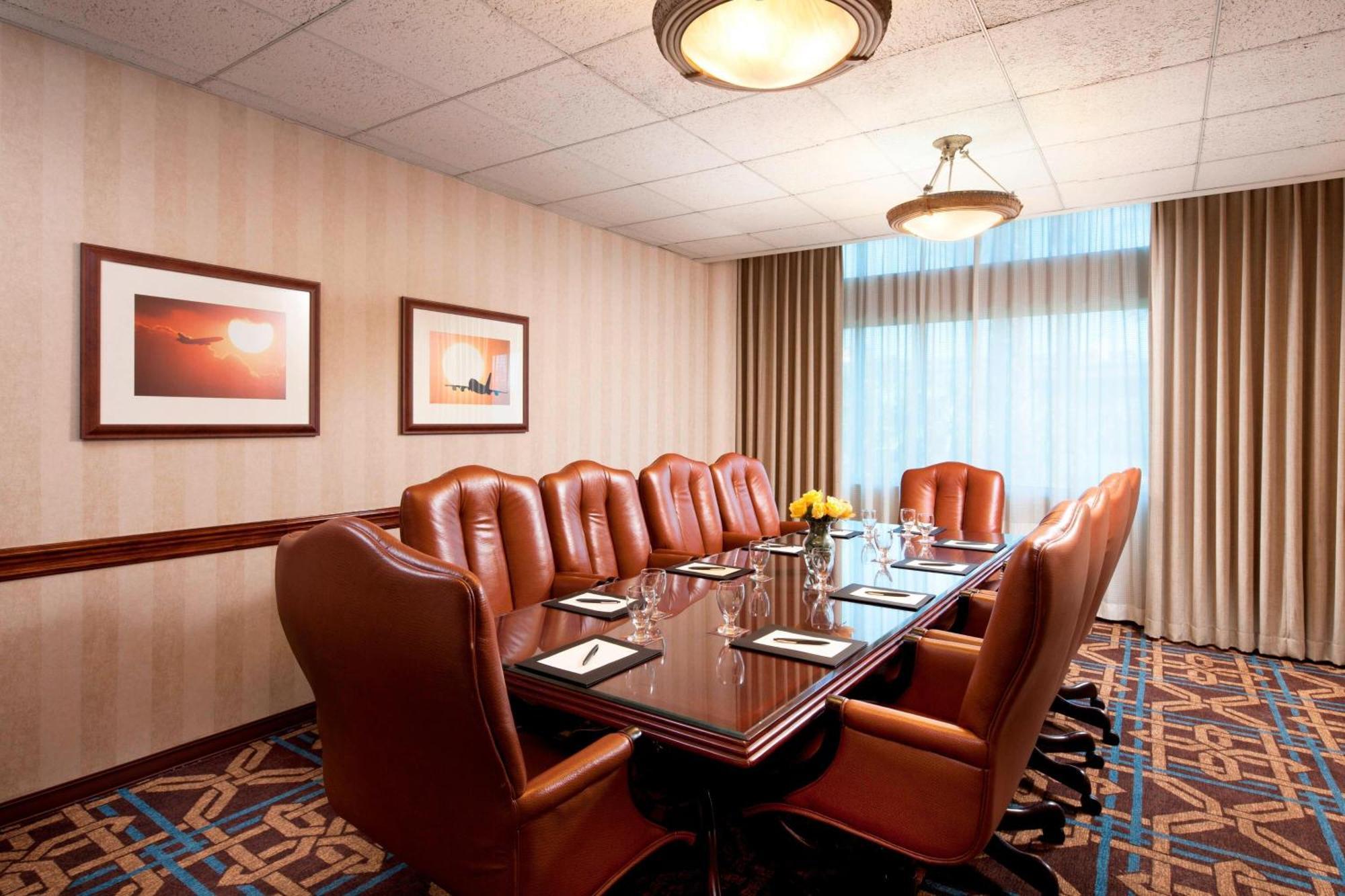 Sheraton Ontario Airport Hotel Экстерьер фото
